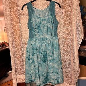 Maurice’s teal and white dress with lace detail